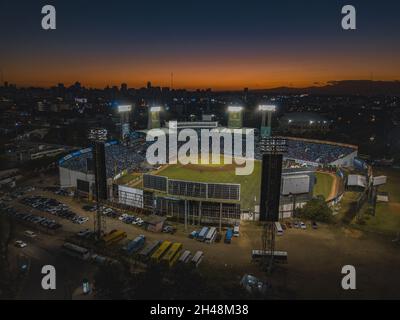 SANTO DOMINGO, REPUBBLICA DOMINICANA - 02 dicembre 2018: Un paesaggio del Quisqueya Baseball Stadium durante il tramonto a Santo Domingo, Repubblica Dominicana Foto Stock