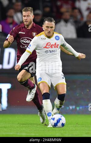 Stadio Arechi, Salerno, Italia, 31 ottobre 2021, Il centrocampista di Napoli Piotr Zielinski in azione contro il difensore di Salernitana Riccardo Gagliolo dur Foto Stock