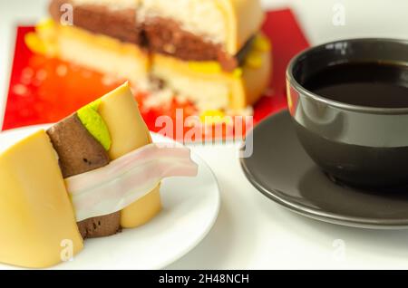 Pezzo della torta Burger, Madeira e torta stratificata di spugna di cioccolato, riempito con glassa ricoperta di glassa morbida e decorazioni di zucchero commestibile, torta i Foto Stock