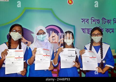 NOVEMBRE 01,2021,DHAKA,BANGLADESH- il Bangladesh ha iniziato a somministrare vaccini contro il coronavirus a studenti di età compresa tra 12-17 e 50 anni. La guida per l’inoculazione è stata formalmente lanciata il 01,2021 novembre presso il centro di vaccinazione della scuola ideale e del collegio di Dhaka a Motijheel; gli studenti ricevono i certificati di vaccinazione Foto Stock