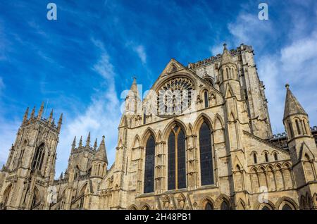 York, Yorkshire, Inghilterra, 22 ottobre 2021 - la finestra di York Minster si apre dal basso in una giornata di sole con cielo blu nuvoloso. Foto Stock