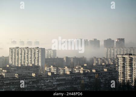 KIEV, UCRAINA - 31 OTTOBRE 2021 - la nebbia si diffonde sugli edifici di Kiev, capitale dell'Ucraina. Foto Stock