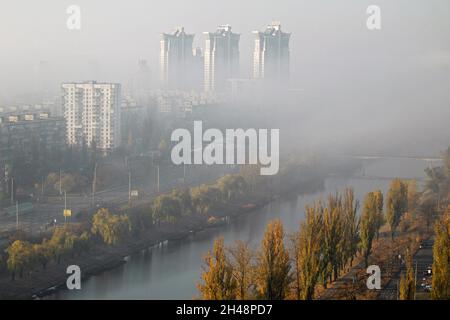 KIEV, UCRAINA - 31 OTTOBRE 2021 - la nebbia si diffonde sugli edifici di Kiev, capitale dell'Ucraina. Foto Stock