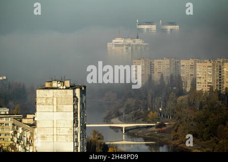 KIEV, UCRAINA - 31 OTTOBRE 2021 - la nebbia si diffonde sugli edifici di Kiev, capitale dell'Ucraina. Foto Stock