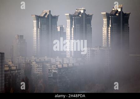 KIEV, UCRAINA - 31 OTTOBRE 2021 - la nebbia si diffonde sugli edifici di Kiev, capitale dell'Ucraina. Foto Stock