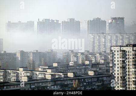 KIEV, UCRAINA - 31 OTTOBRE 2021 - la nebbia si diffonde sugli edifici di Kiev, capitale dell'Ucraina. Foto Stock