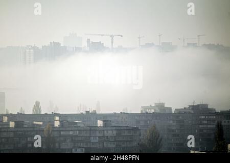 KIEV, UCRAINA - 31 OTTOBRE 2021 - la nebbia si diffonde sugli edifici di Kiev, capitale dell'Ucraina. Foto Stock