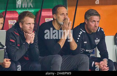 Augusta, Germania. 31 ottobre 2021. Pellegrino MATARAZZO, allenatore VFB, Peter PERCHTOLD, cotrainer VFB Sad nella partita FC AUGSBURG - VFB STUTTGART 4-1 1.German Football League il 31 ottobre 2021 ad Augusta, Germania. Stagione 2021/2022, giorno d'inizio 10, 1.Bundesliga, 10.Spieltag. Credit: Peter Schatz/Alamy Live News Foto Stock