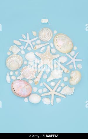 Seashell astratto albero di Natale decorazione bauble. Composizione alternativa per la stagione delle vacanze nell'emisfero meridionale. Disposizione piatta, vista dall'alto, copie Foto Stock