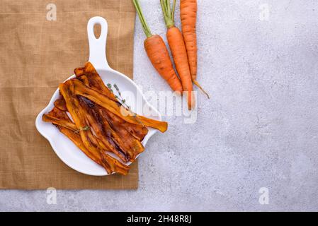 Pancetta vegetariana a base di piante di carota Foto Stock