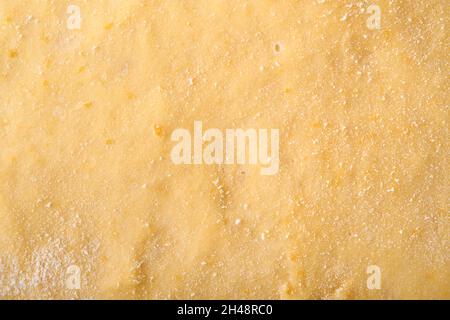 Pasta di lievito cruda con tessuto di zucca di fondo. Concetto di casa cottura del pane, panini o cinnabon o fare l'impasto. Primo piano dell'immagine della pasta di lievito grezza. Mock Foto Stock