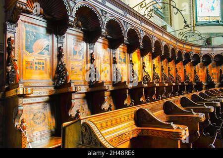 Bancarelle di coro nella Cattedrale di San Lorenzo ad Alba, Regione di Piedmonte, Italia. La cattedrale si trova nel settore orientale dell'antica città di Alba Foto Stock