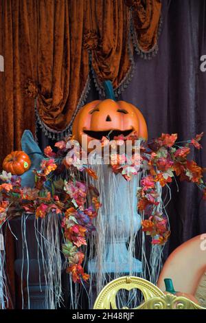 La casa di Halloween. Spaventoso Halloween, zucche spaventose. Atene, Grecia 10-31-2021 Foto Stock