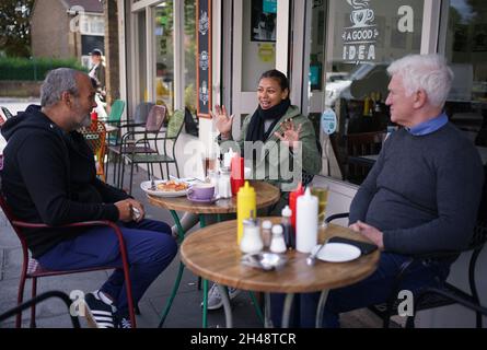 Il boxer professionista britannico Ruqsana Begum si svolge con il suo coaching team Steve Walters (a sinistra) e Bill Judd in un locale bar, dopo una sessione di allenamento alla palestra KO Boxing a Bethnal Green, a est di Londra, davanti al suo super flyweight lotta contro i Tasha Boys venerdì 5 novembre. Data di emissione: Lunedì 1 novembre 2021. Foto Stock