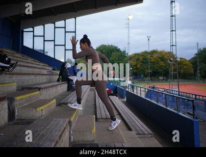 Il boxer professionista britannico Ruqsana Begum durante una sessione di formazione plyometrica - che mira ad aumentare la sua forza muscolare per aumentare il dinamismo - con George Choat, un allenatore di sviluppo sportivo e di velocità, al Mile End Stadium nella zona est di Londra, Prima del suo super flyweight lotta contro Tasha Boys Venerdì 5 novembre. Data di emissione: Lunedì 1 novembre 2021. Foto Stock