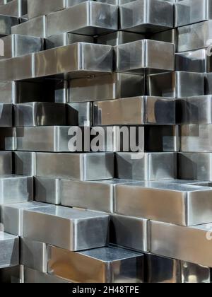 Cumulo di sfaccettati blocchi di acciaio fondo - full frame close-up. Foto Stock