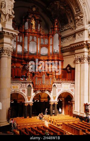 Vecchio organo in una chiesa di berlino Foto Stock