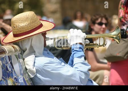 Il musicista suona la tromba nel Parco Güell Barcellona Foto Stock