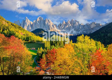 Val di Funes, Italia. Villaggio di Santa Maddalena di fronte al gruppo montuoso Odle (Geisler) delle Dolomiti. Foto Stock