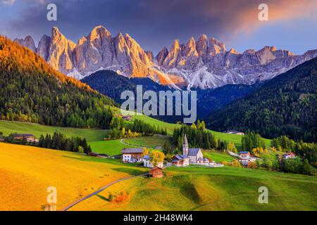 Val di Funes, Italia. Villaggio di Santa Maddalena di fronte al gruppo montuoso Odle (Geisler) delle Dolomiti. Foto Stock