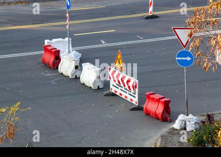 La strada è chiusa. Cartello strada chiusa. Segno di deviazione. Segnaletica stradale e simbolo. Cartello stradale sullo sfondo della strada. Segnaletica stradale. Riparazione su strada. Conducente Foto Stock