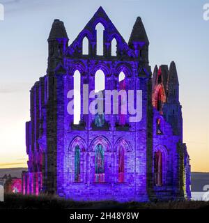 Abbazia di Whitby illuminata ottobre 2021 Foto Stock