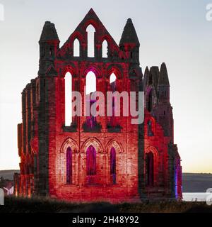 Abbazia di Whitby illuminata ottobre 2021 Foto Stock