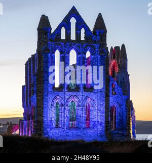 Abbazia di Whitby illuminata ottobre 2021 Foto Stock
