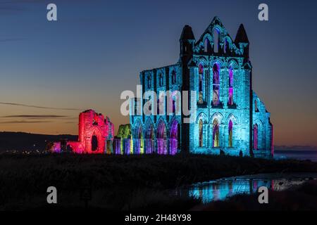 Abbazia di Whitby illuminata ottobre 2021 Foto Stock