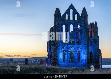 Abbazia di Whitby illuminata ottobre 2021 Foto Stock