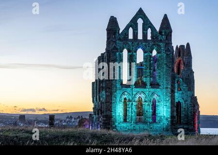 Abbazia di Whitby illuminata ottobre 2021 Foto Stock