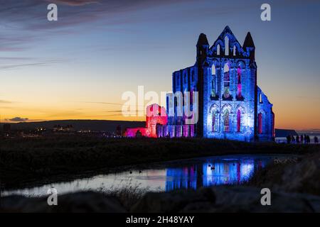 Abbazia di Whitby illuminata ottobre 2021 Foto Stock