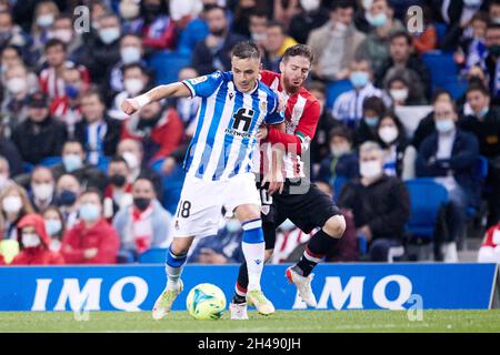 Andoni Gorosabel di Real Sociedad e Iker Muniain di Athletic Club durante il campionato spagnolo la Liga partita di calcio tra Real Sociedad e Athletic Club il 31 ottobre 2021 alla reale Arena di San Sebastian, Spagna - Foto: Ricardo Larreina/DPPI/LiveMedia Foto Stock