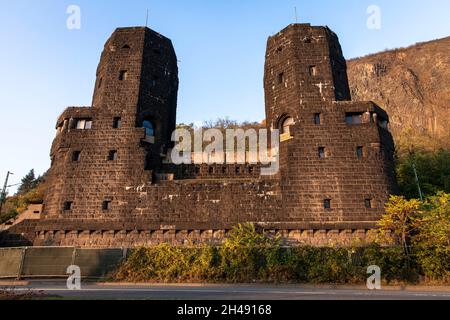 Resti della testa di ponte dell'ex ponte di Remagen (ponte Ludendorff) sotto l'Erpeler Ley, Erpel, Renania-Palatinato, Germania. Rete de Foto Stock