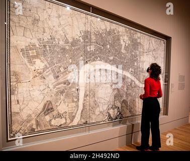 pic show: - Hogarth and Europe Exhibition al Tate Britain di Londra Mappa di Londra per circa 1740 il mondo di Hogarth 3 novembre 2021 C 20 ma Foto Stock