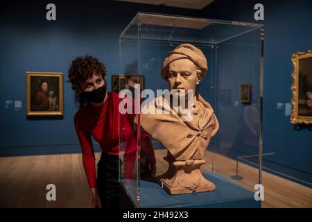 pic mostra: - Hogarth ed Europe Exhibition alla Tate Britain di Londra visto qui è un busto di terracotta di Hogarth circa 1741 da Roubillac 3 Novem Foto Stock