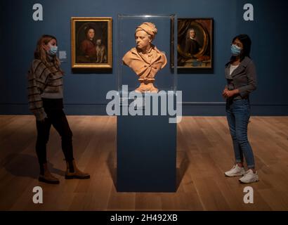 pic mostra: - Hogarth ed Europe Exhibition alla Tate Britain di Londra visto qui è un busto di terracotta di Hogarth circa 1741 da Roubillac 3 Novem Foto Stock