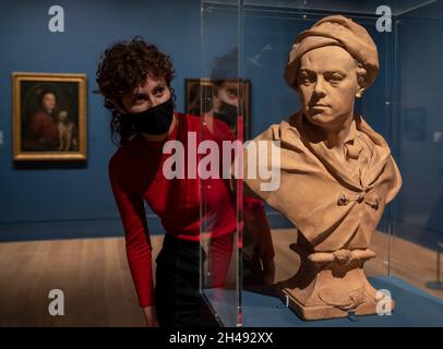 pic mostra: - Hogarth ed Europe Exhibition alla Tate Britain di Londra visto qui è un busto di terracotta di Hogarth circa 1741 da Roubillac 3 Novem Foto Stock