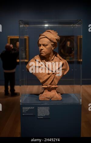 pic mostra: - Hogarth ed Europe Exhibition alla Tate Britain di Londra visto qui è un busto di terracotta di Hogarth circa 1741 da Roubillac 3 Novem Foto Stock