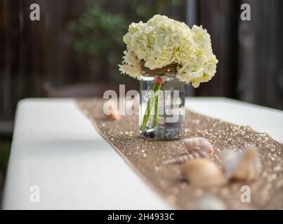 Primo piano di un vaso di vetro con Hydrangea bianca. L'arredamento è bellissimo. Foto Stock