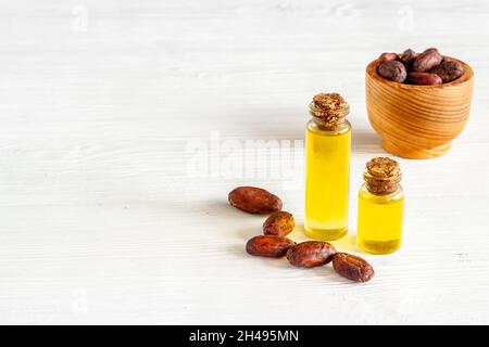 Olio essenziale Cacoa con fagioli di cacao. Cacoa burro cosmetico e prodotti sanitari ingrediente Foto Stock