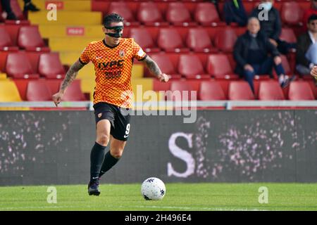 Benevento, Italia. 01 Novembre 2021. Gianluca Lapadula (Benevento Calcio) durante Benevento Calcio vs Brescia Calcio, Campionato Italiano di Calcio BKT a Benevento, Italia, Novembre 01 2021 Credit: Independent Photo Agency/Alamy Live News Foto Stock