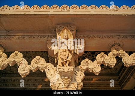 01 03 2009 sculture riproduzione strumento musicale su staffa di Un tempio Swaminarayan BAPS Shri Swaminarayan Mandiraksharvadi Marg Bhavnagar Gujarat in Foto Stock