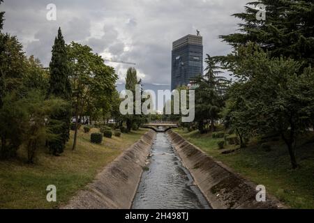 La vita quotidiana a Tirana, la capitale dell'Albania, conosciuta per la sua colorata architettura ottomana-fascista e sovietica, i Balcani, l'Europa sudorientale. Foto Stock