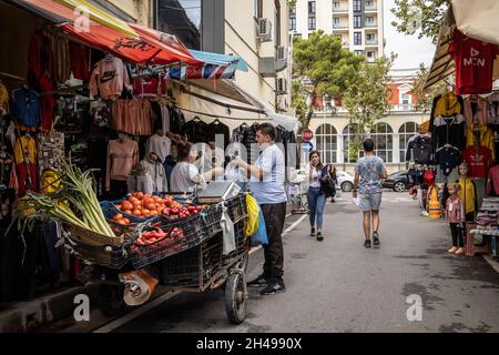 La vita quotidiana a Tirana, la capitale dell'Albania, conosciuta per la sua colorata architettura ottomana-fascista e sovietica, i Balcani, l'Europa sudorientale. Foto Stock