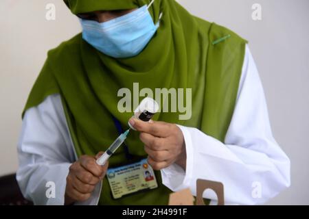 Dhaka, Bangladesh. 01 Novembre 2021. Un operatore sanitario prepara una dose del vaccino Pfizer COVID-19 durante la campagna di vaccinazione presso il centro Ideal School and College nella zona di Motijheel a Dhaka, Bangladesh, 01 novembre 2021. Secondo la direzione generale dei servizi sanitari del Bangladesh (DGHS), il Bangladesh ha iniziato a somministrare vaccini contro il coronavirus a studenti di 12-17 anni a Dhaka. Credit: Mamunur Rashid/Alamy Live News Foto Stock