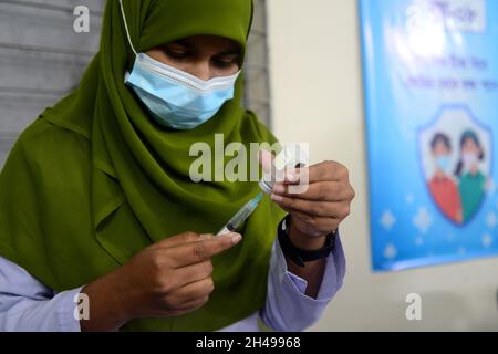 Dhaka, Bangladesh. 01 Novembre 2021. Un operatore sanitario prepara una dose del vaccino Pfizer COVID-19 durante la campagna di vaccinazione presso il centro Ideal School and College nella zona di Motijheel a Dhaka, Bangladesh, 01 novembre 2021. Secondo la direzione generale dei servizi sanitari del Bangladesh (DGHS), il Bangladesh ha iniziato a somministrare vaccini contro il coronavirus a studenti di 12-17 anni a Dhaka. Credit: Mamunur Rashid/Alamy Live News Foto Stock