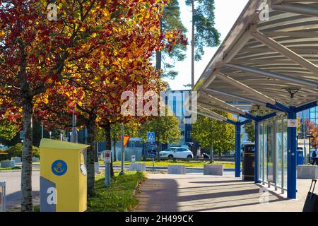 Aeroporto Skavsta di Stoccolma (NYO) in autunno, foglie gialle, cielo blu Foto Stock