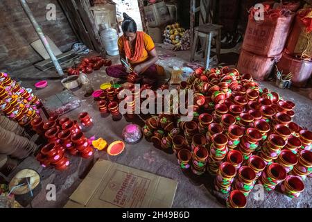 1 novembre 2021, Kolkata, Bengala Occidentale, India: Potter è occupato facendo Diya (lampada) si alza, dea Lakshmi, Signore Ganesha. Questi supporti di lampada del progettista sono usati per tenere Diya questo Diwali per illuminare le nostre sedi. I tocchi finali sono anche dati agli idoli per renderli pronti per la vendita a Kali Puja e Deepawali, il festival indù delle luci, che è il 4 novembre 2021. I venditori li vendono presso laboratori situati alla periferia di Kolkata. (Credit Image: © Saurabh Sirohiya/ZUMA Press Wire) Foto Stock