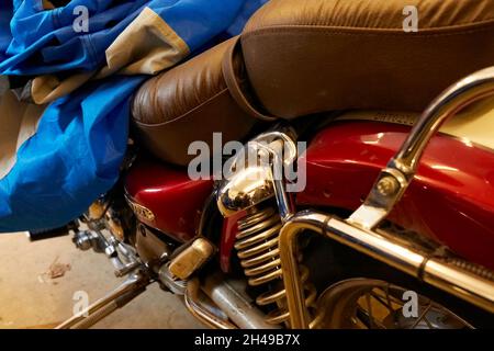 Immagine granulosa che mostra la staffa di montaggio rotta e incrinata su un portapacchi montato su una Yamaha Virago 535 Foto Stock